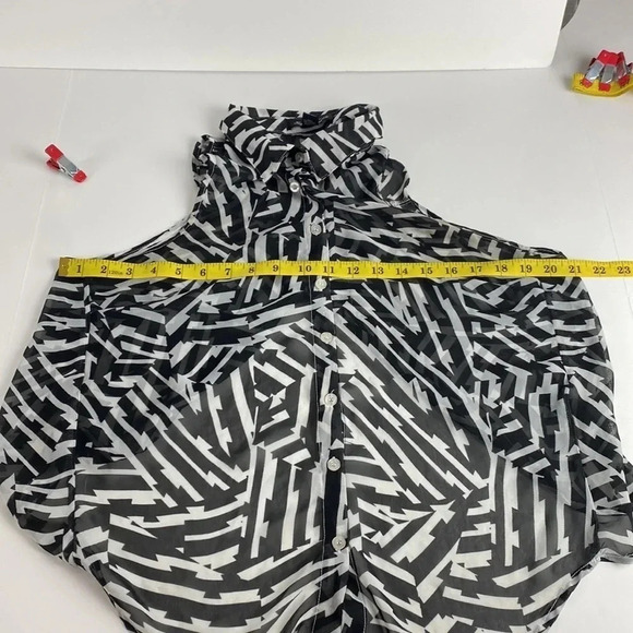 3/$15 Chevron black white geometric high neck sleeveless twist back top sz med - Picture 5 of 9